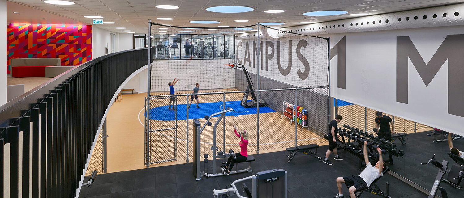 Centre de remise en forme et terrain de basket intérieur.