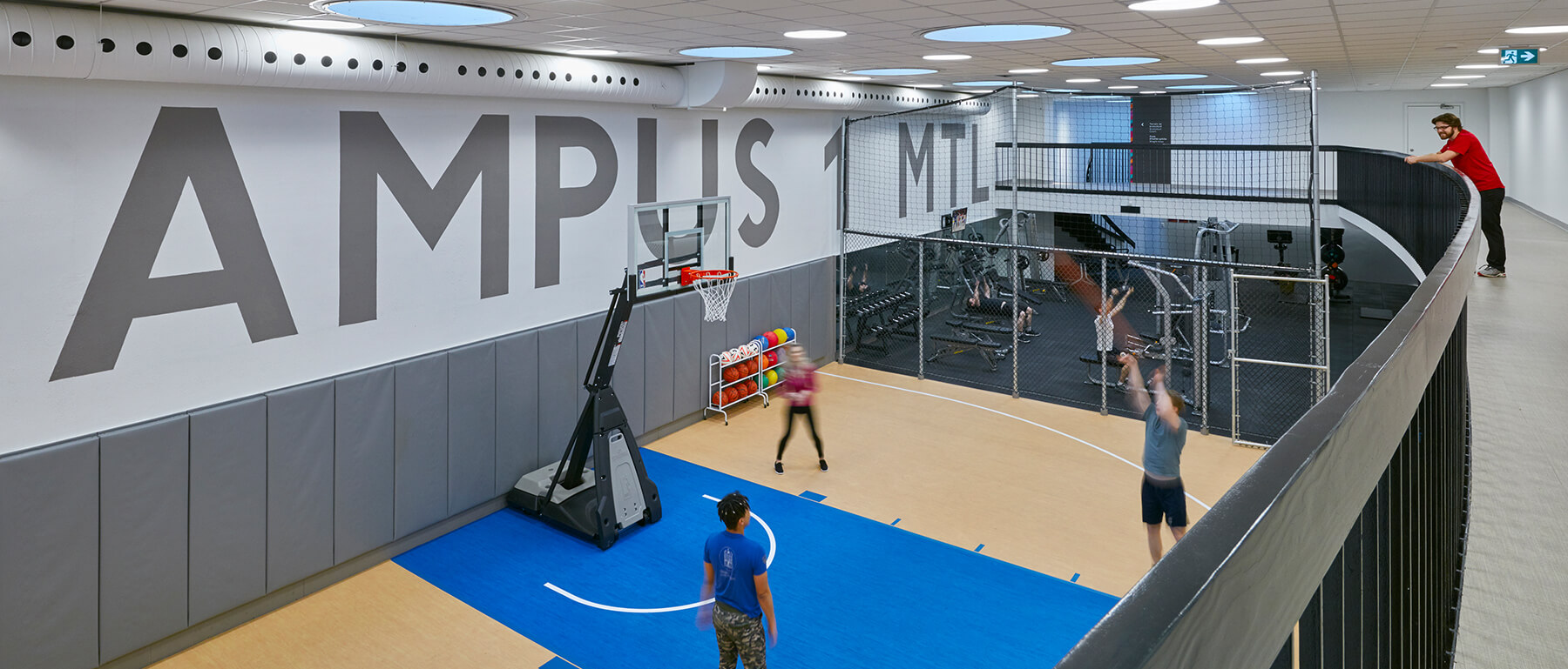 Centres de conditionnement physique et terrain de basketball intérieur